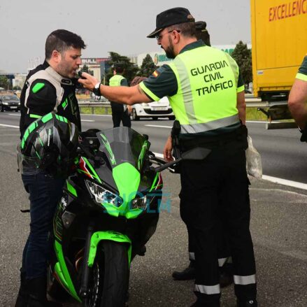 Control de alcoholemia de la Guardia Civil en campaña de prevención de accidentes en motos y ciclomotores