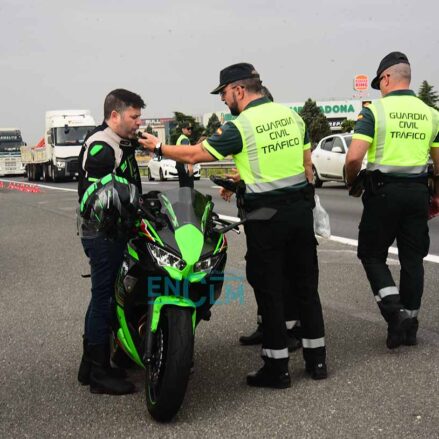 Control de alcoholemia de la Guardia Civil en campaña de prevención de accidentes en motos y ciclomotores