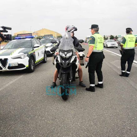 Control de alcoholemia de la Guardia Civil en campaña de prevención de accidentes en motos y ciclomotores