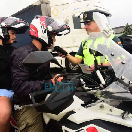 Control de alcoholemia de la Guardia Civil en campaña de prevención de accidentes en motos y ciclomotores