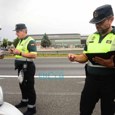 Control de alcoholemia de la Guardia Civil en campaña de prevención de accidentes en motos y ciclomotores