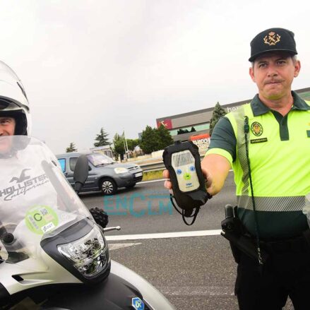 Control de alcoholemia de la Guardia Civil en campaña de prevención de accidentes en motos y ciclomotores