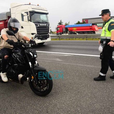 Control de alcoholemia de la Guardia Civil en campaña de prevención de accidentes en motos y ciclomotores