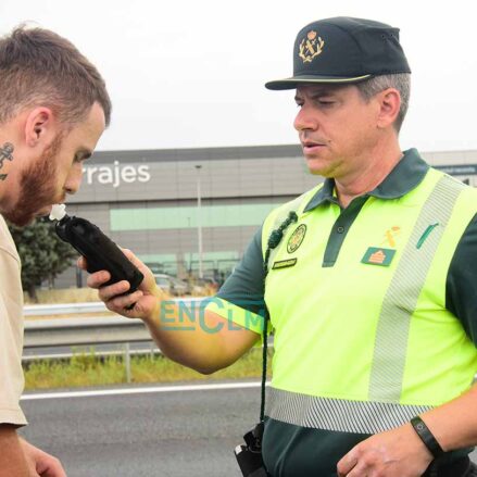 Control de alcoholemia de la Guardia Civil en campaña de prevención de accidentes en motos y ciclomotores