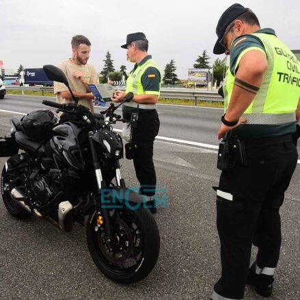 Control de alcoholemia de la Guardia Civil en campaña de prevención de accidentes en motos y ciclomotores