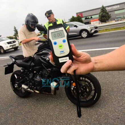 Control de alcoholemia de la Guardia Civil en campaña de prevención de accidentes en motos y ciclomotores