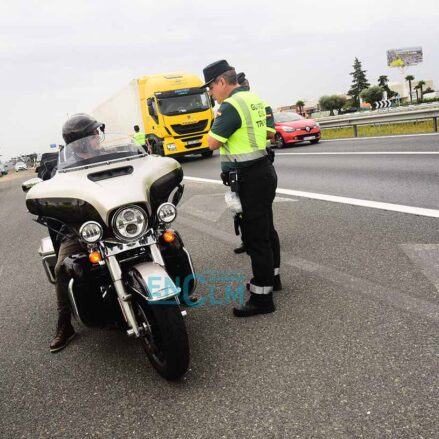 Control de alcoholemia de la Guardia Civil en campaña de prevención de accidentes en motos y ciclomotores