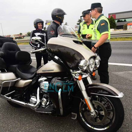 Control de alcoholemia de la Guardia Civil en campaña de prevención de accidentes en motos y ciclomotores