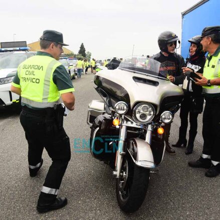 Control de alcoholemia de la Guardia Civil en campaña de prevención de accidentes en motos y ciclomotores