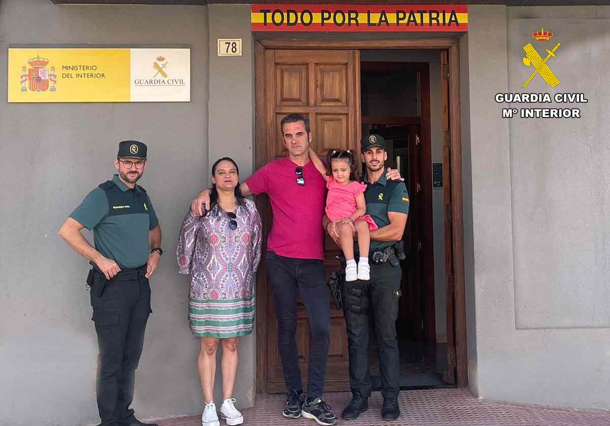 Los guardias civiles con la familia y la niña que sufrió un atragantamiento.