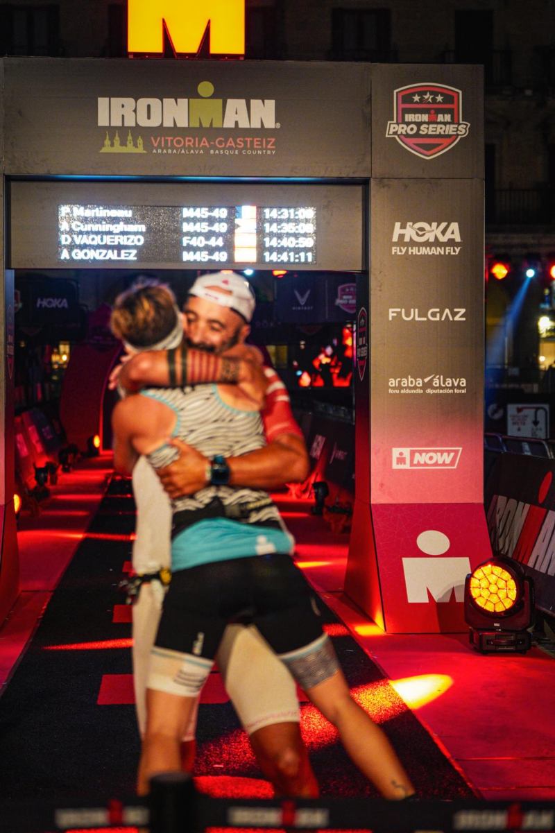 Débora Vaquerizo y Arturo Gonzalez, fundidos en un abrazo tras la gesta superada del Ironman de Vitoria. Foto: Débora Vaquerizo.