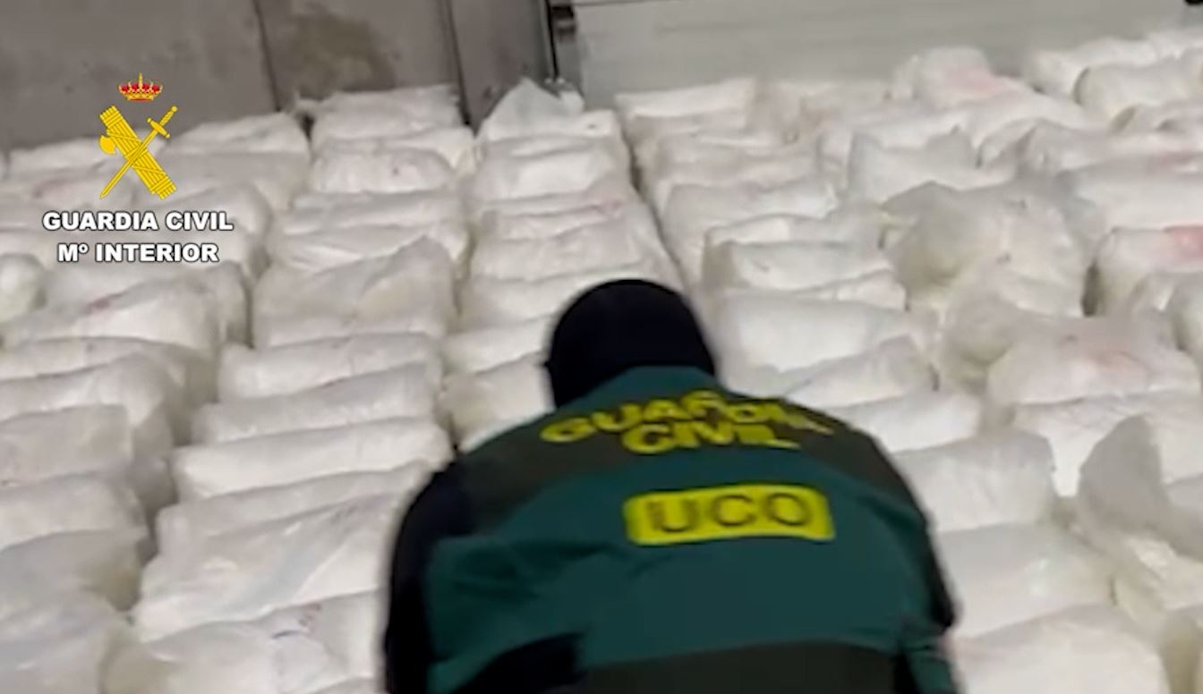Detalle de la ingente cantidad de droga incautada. Foto: Guardia Civil.