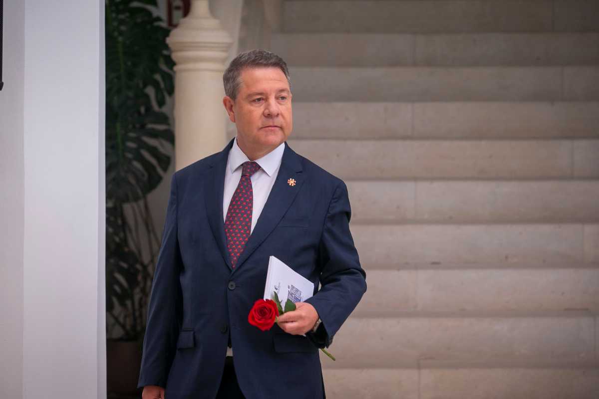 El presidente de Castilla-La Mancha, Emiliano García-Page, con la rosa que ha llevado a su declaración institucional.