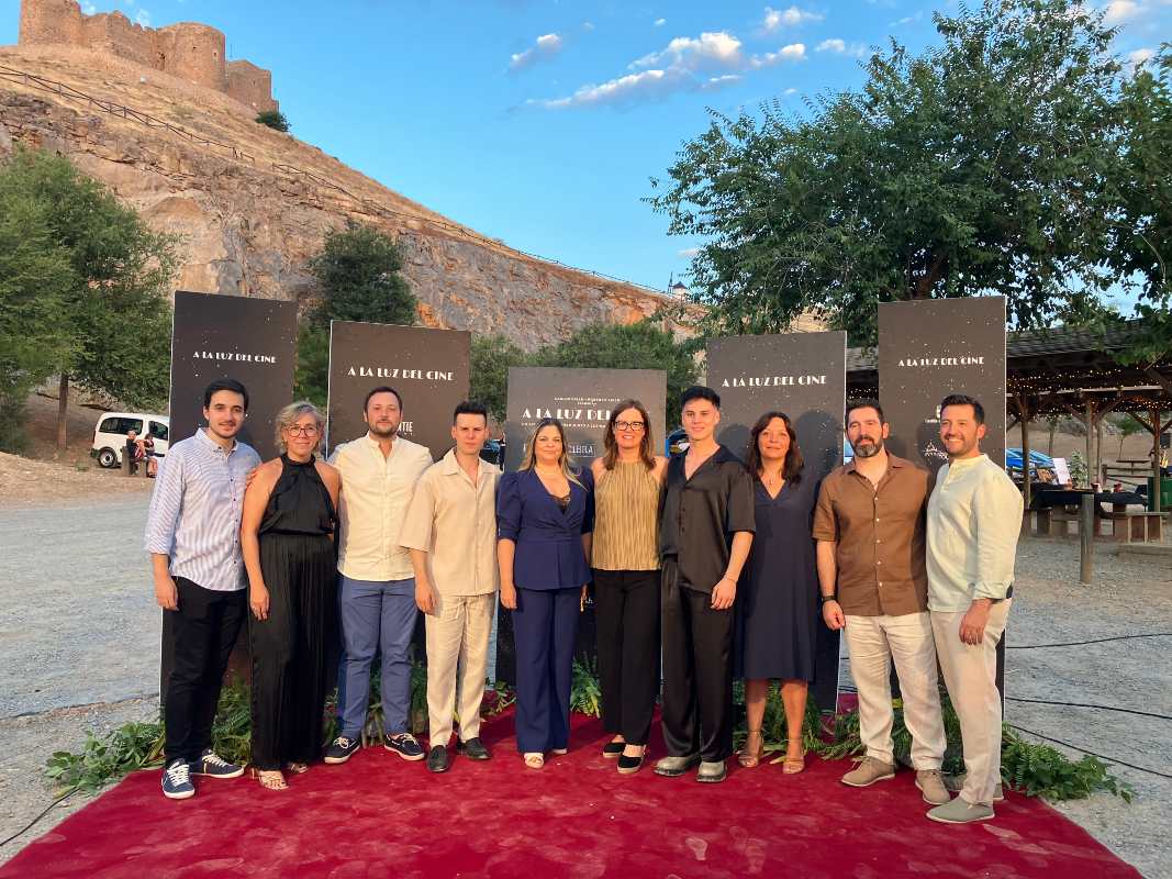 Esther Padilla (quinta por la derecha) asistió al festival 'A la luz del cine'.