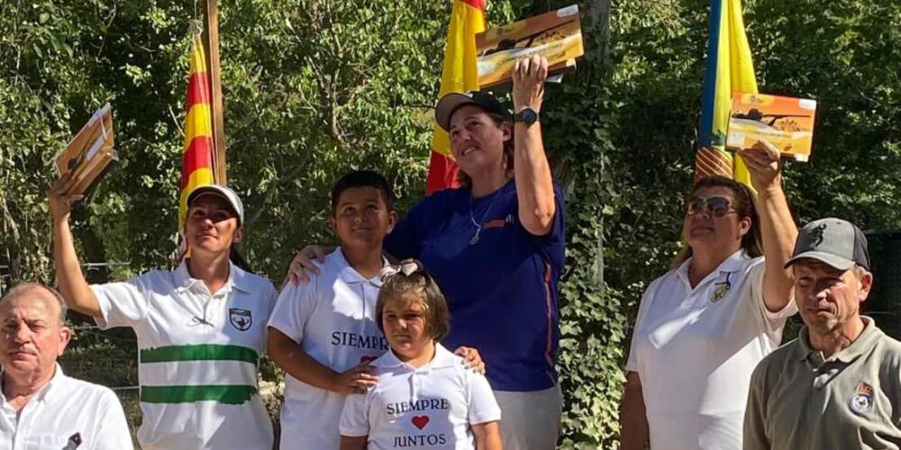 Beatriz Laparra, con su trofeo de campeona de España.