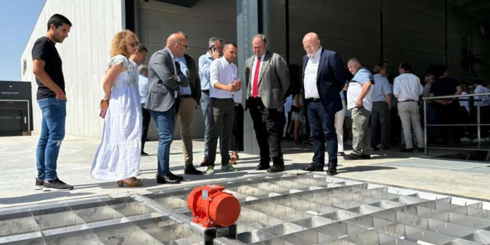 El consejero de Agricultura, Ganadería y Desarrollo Rural, Julián Martínez Lizán, en la inauguración de la planta de procesado de pistacho.