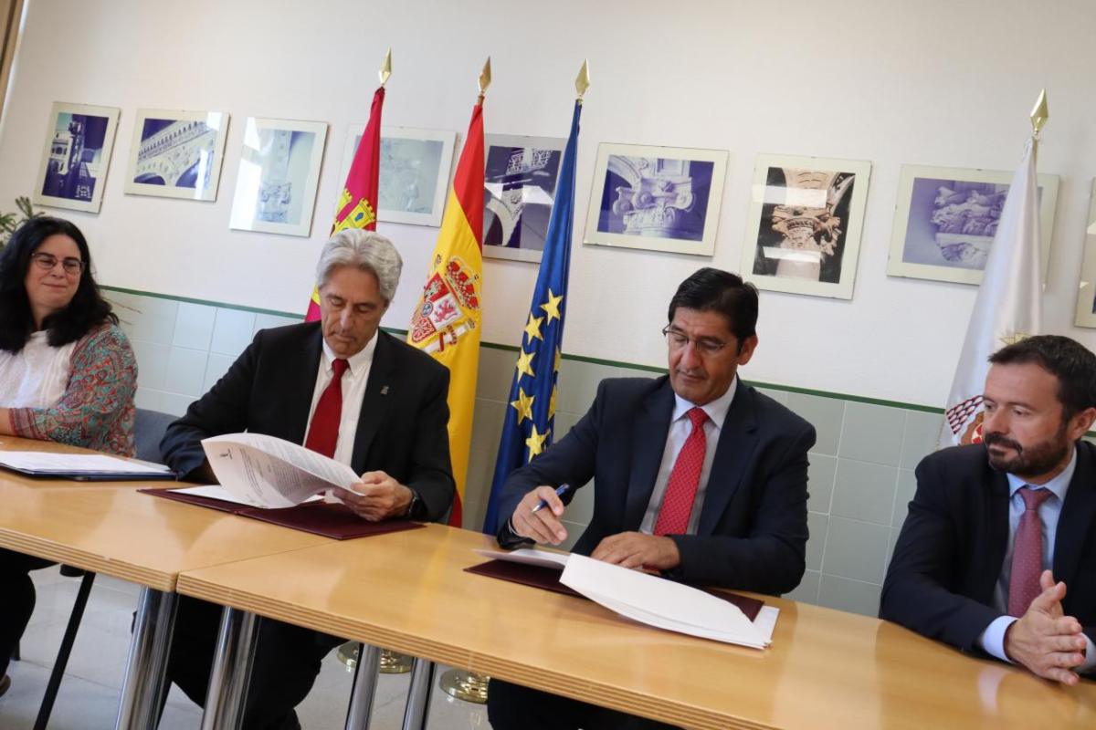 El vicepresidente segundo del Gobierno de Castilla-La Mancha, José Manuel Caballero, firma, en el edificio multidepartamental del Campus de Guadalajara con el rector de la Universidad de Alcalá, José Vicente Saz Pérez, el convenio de colaboración para el desarrollo de proyectos de memoria democrática