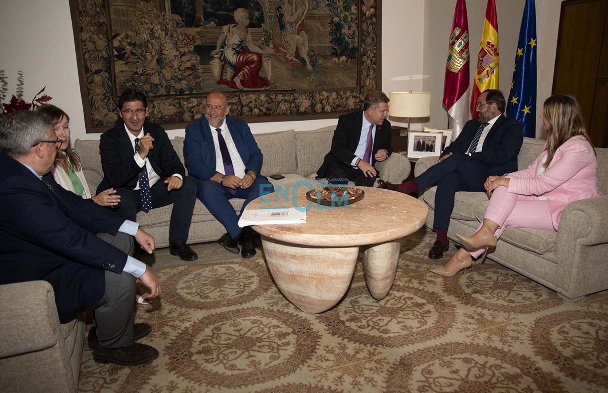 Reunión de Page y Núñez, junto a, entre otros, Guijarro, Caballero y Agudo