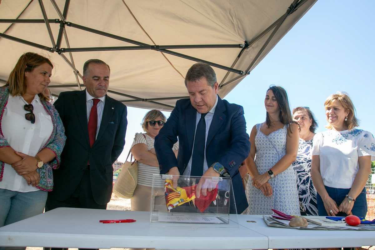 Acto de colocación de la primera piedra en el centro de alzhéimer.