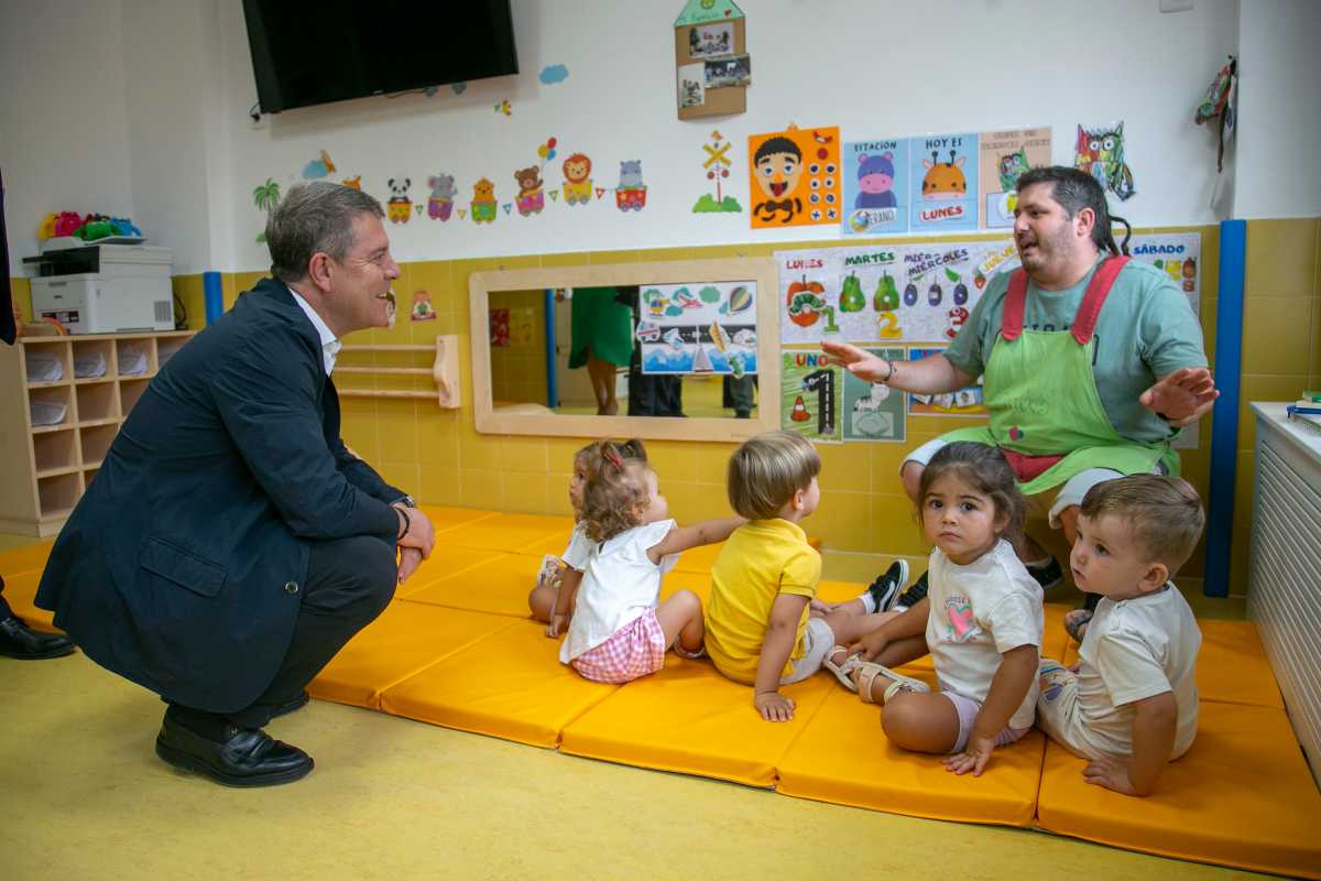 Inauguración de una escuela infantil en Santa María de los Llanos (Cuenca).