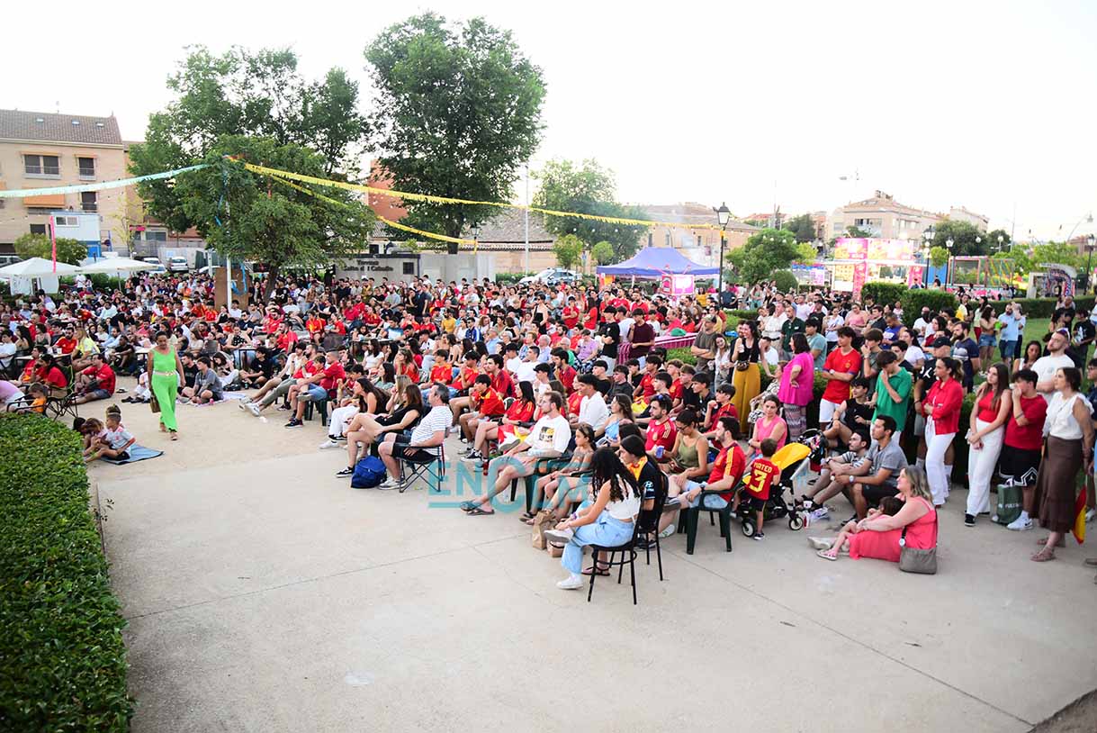 Aficionados toledanos animando a La Roja en la pantalla gigante que montó el Ayuntamiento en San Antón. Foto: Rebeca Arango.