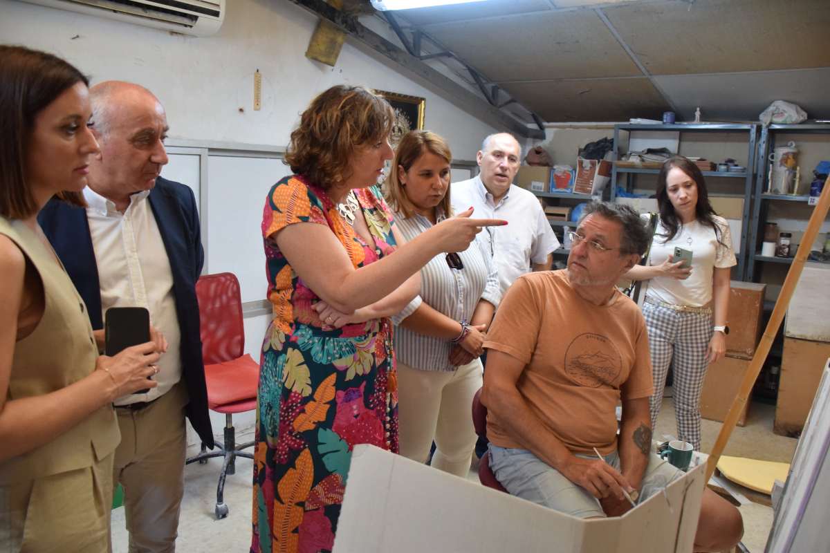 Patricia Franco, durante su visita al taller artesano de Gustavo del Pino.