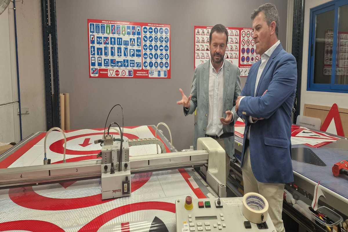 José Luis Escudero, delegado de la Junta en Guadalajara visita la empresa de balizamiento PROIN en Guadalajara