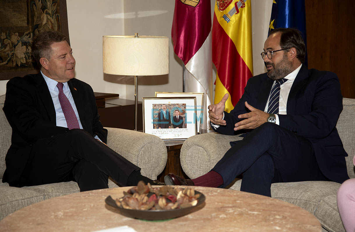 Reunión de Page y Núñez en el Palacio de Fuensalida para abordar el Estatuto.