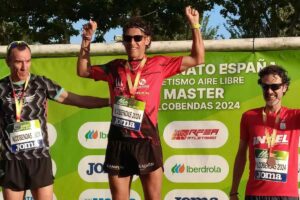 El atleta César García (derecha) ha logrado subirse al podio con una medalla de bronce