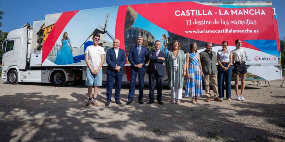 El jefe del Ejecutivo regional, Emiliano García-Page, visita la caravana promocional de turismo de la región.