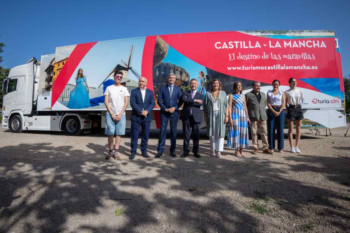 El jefe del Ejecutivo regional, Emiliano García-Page, visita la caravana promocional de turismo de la región.