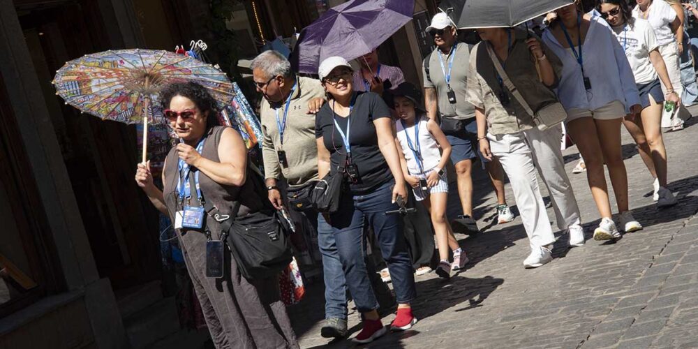 Turistas paseando por el casco de Toledo en plena ola de calor