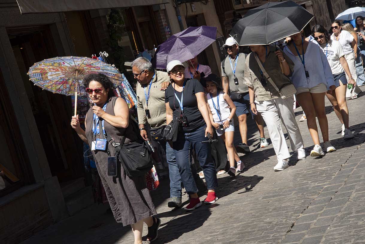 Turistas paseando por el casco de Toledo en plena ola de calor