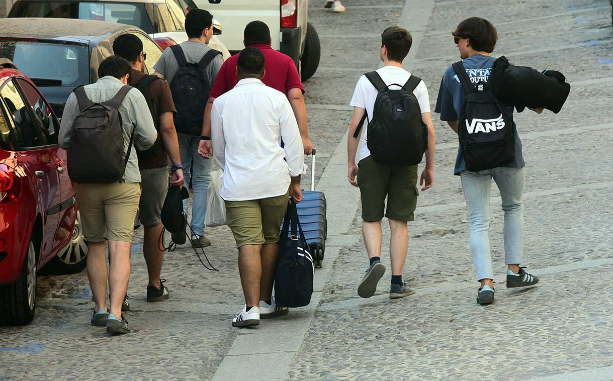 Un grupo de jóvenes turistas llega a Toledo para pernoctar