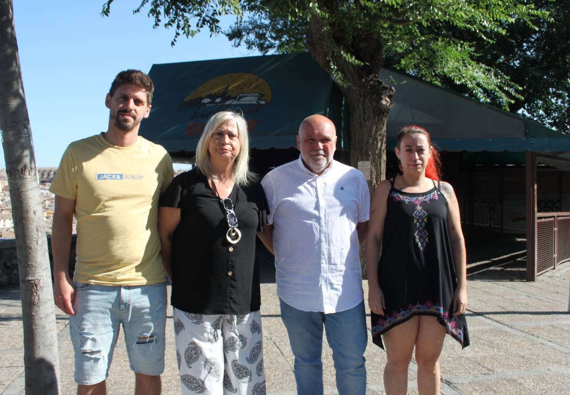 Txema Fernández y Esther Linares (centro), junto a miembros de su familia que trabajan en el Kiosko Base.