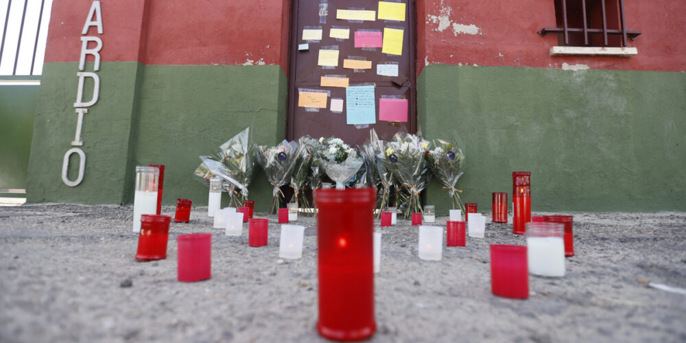 Velas y flores en homenaje ante el polideportivo Ángel Tardío en Mocejón (Toledo). EFE/ Ismael Herrero.