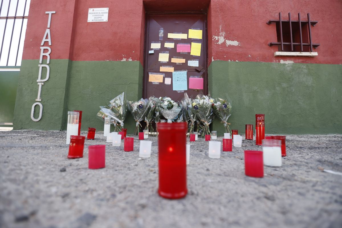 Velas y flores en homenaje ante el polideportivo Ángel Tardío en Mocejón (Toledo). EFE/ Ismael Herrero.