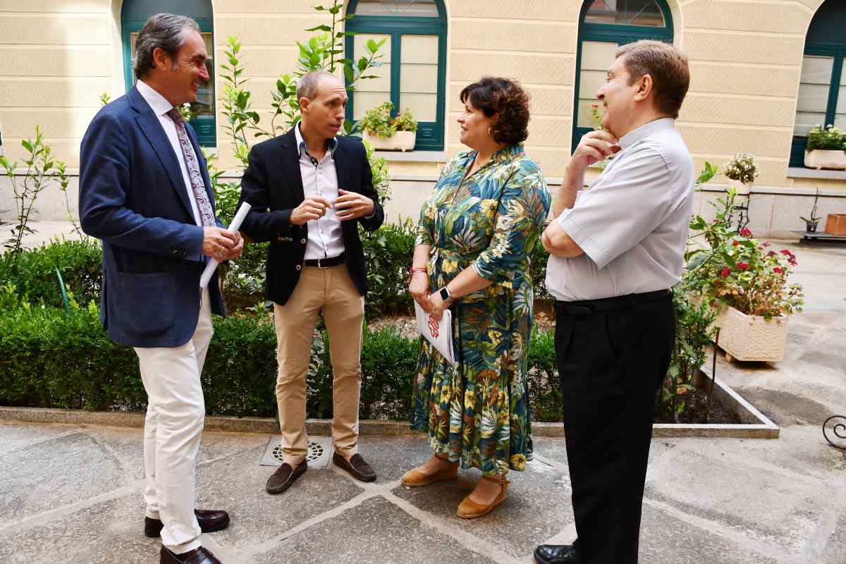 Daniel Arias (en el centro), con los representantes de Cáritas.