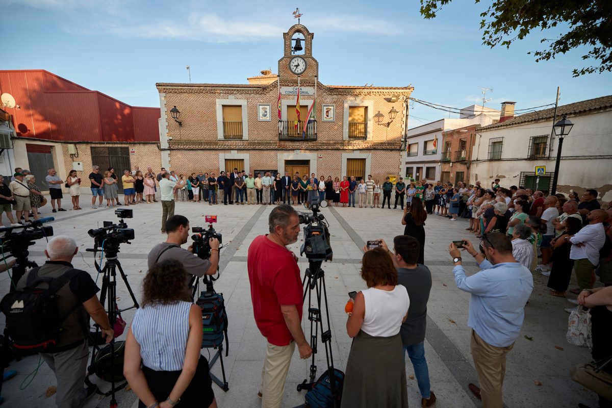 Minuto de silencio que se ha celebrado este sábado por la menor asesinada en Otero (Toledo). Foto: EFE/Manu Reino