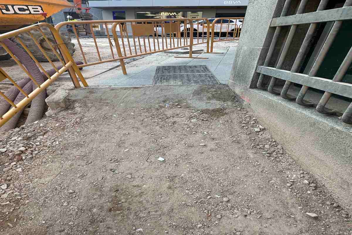 Acera de entrada al centro de salud de la Calle Cervantes