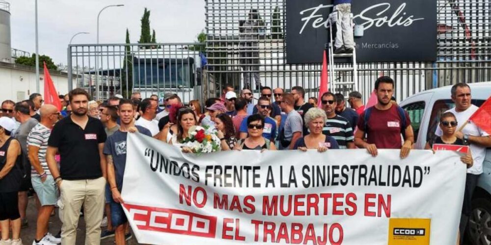 Concentración de trabajadores a las puertas de la bodega Félix Solís de Valdepeñas