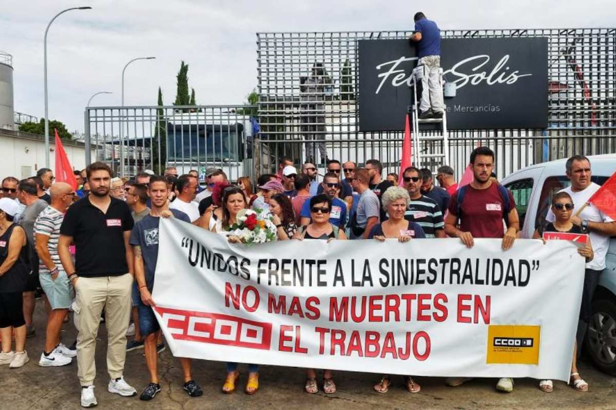 Concentración de trabajadores a las puertas de la bodega Félix Solís de Valdepeñas