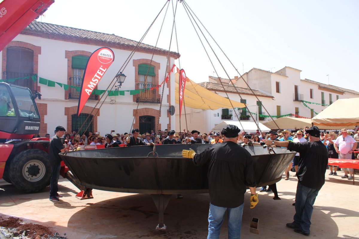 Imagen de archivo de la preparación del pisto gigante de Villanueva de los Infantes