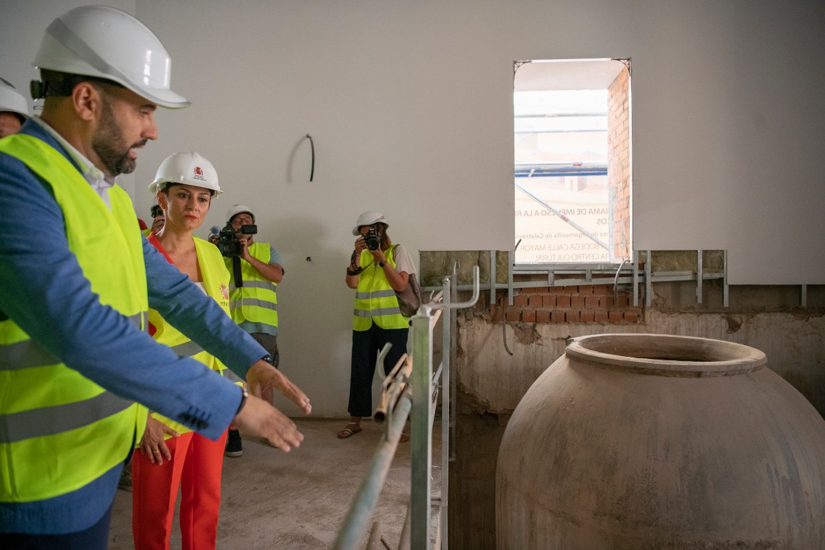 Isabel Rodríguez conoce, junto al alcalde, las obras de rehabilitación de este renovado espacio