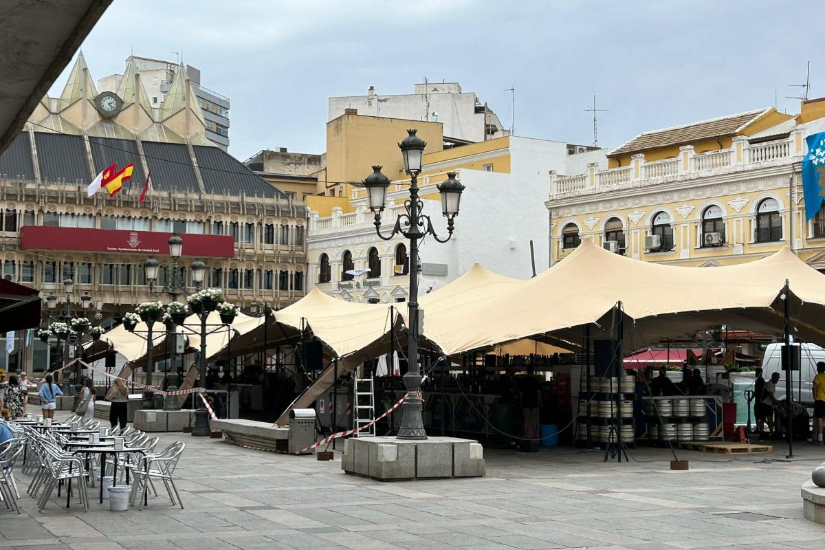 Los hosteleros ultiman los preparativos en la jaima instalada en la Plaza Mayor