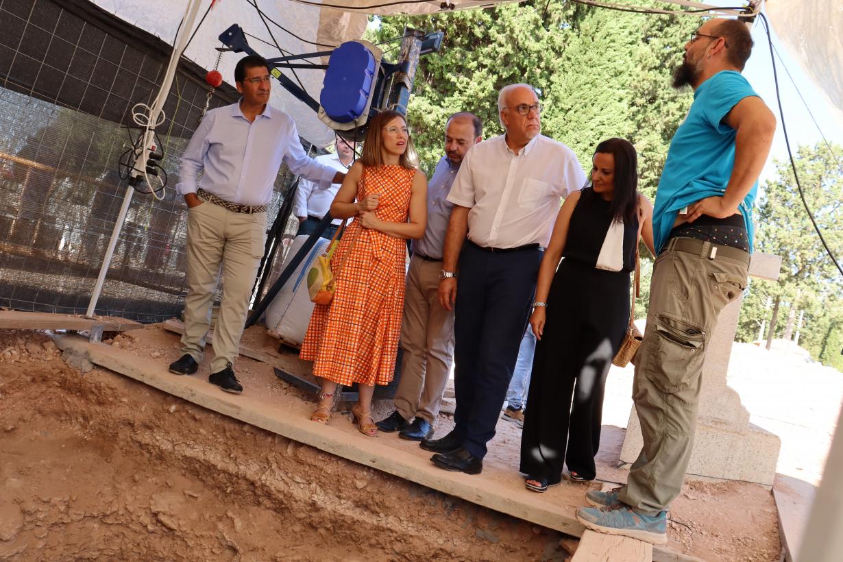 Los trabajos de exhumación de cinco fosas comunes en el cementerio de Manzanares llegan a la mitad