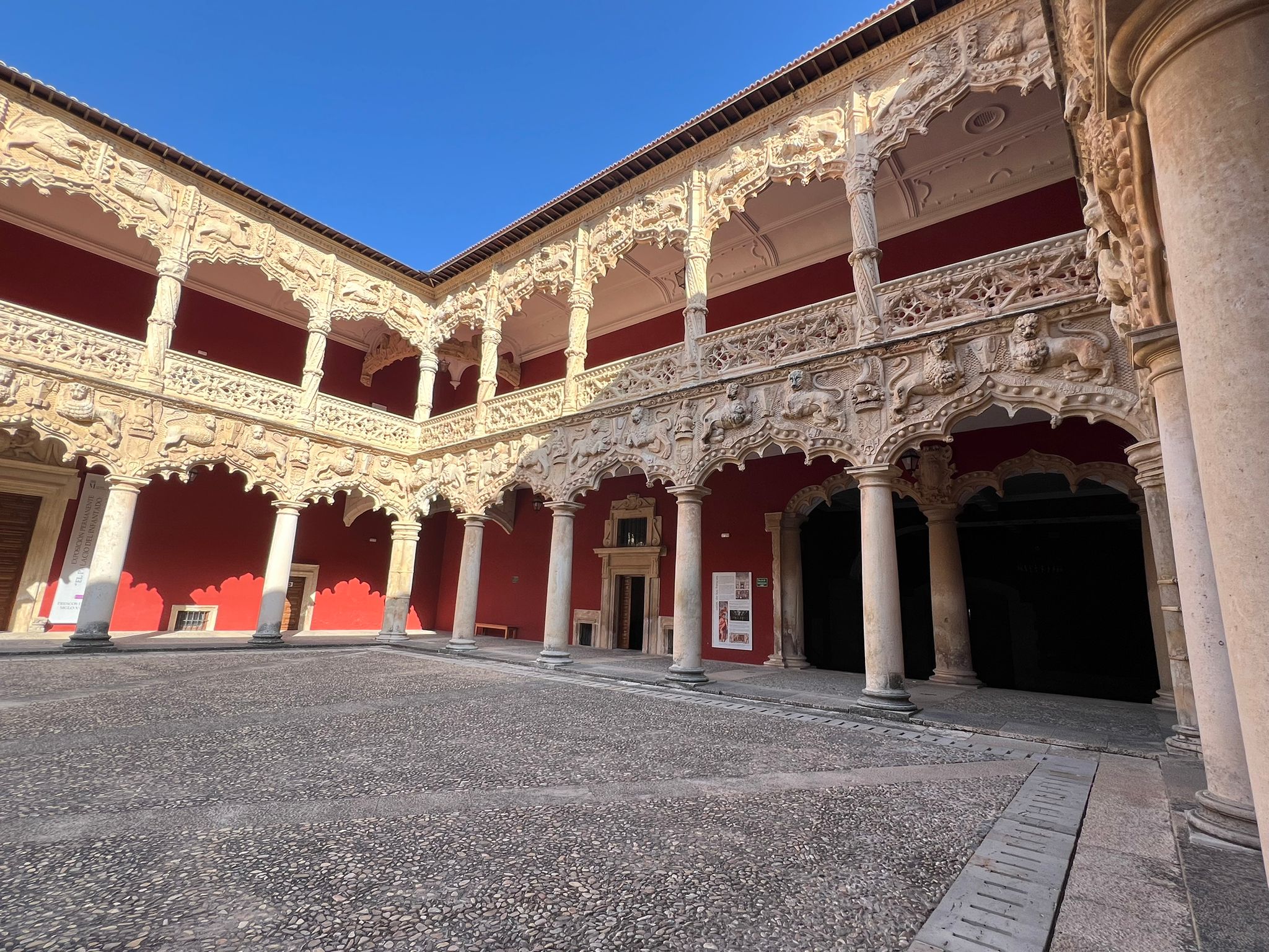 Patio de los leones del Palacio del Infantado en Guadalajara