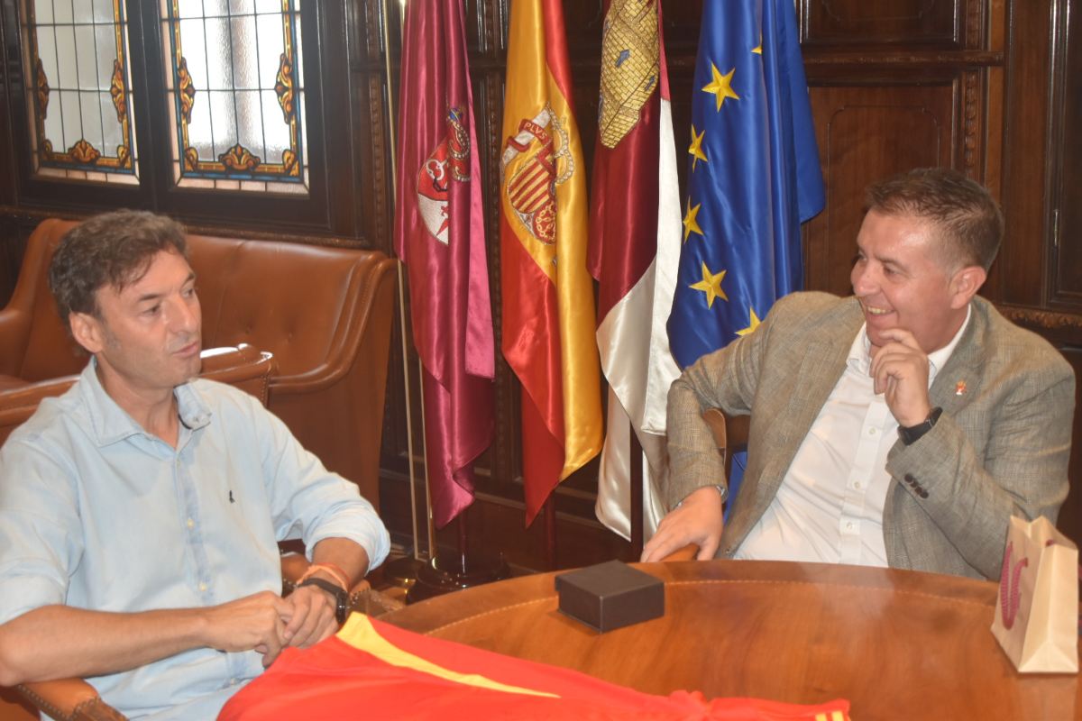 Santi Denia y Cabañero, conversando tras la recepción.