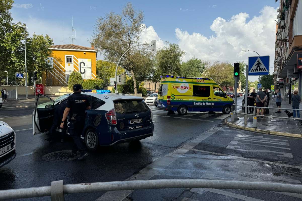 Un conductor arrolla a una motorista en la ronda de Ciudad Real tras saltarse un semáforo en rojo