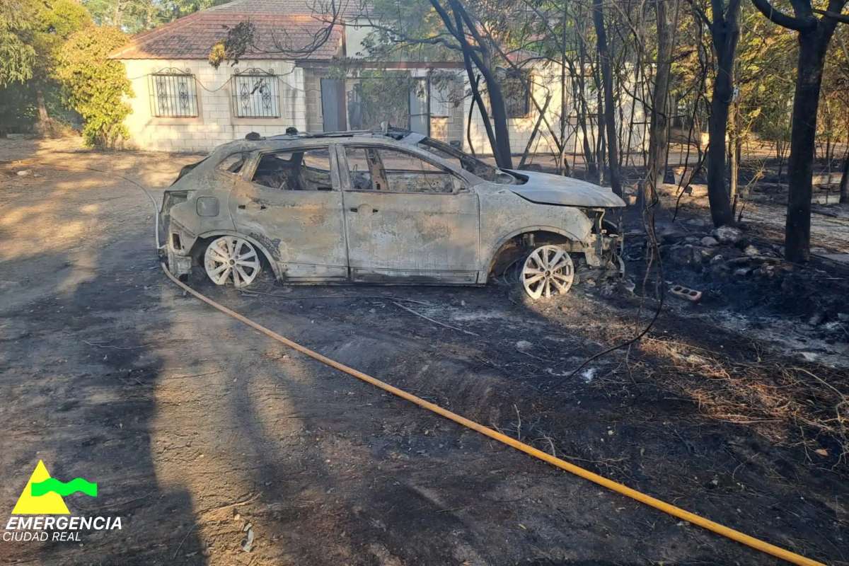 Un vehículo calcinado a consecuencia del incendio